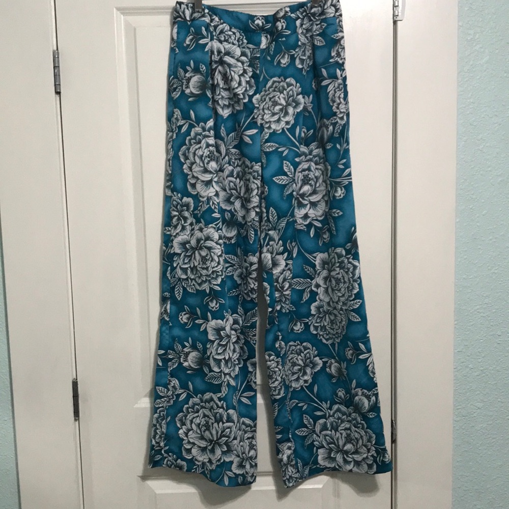Worthington ladies polyester flow slacks.